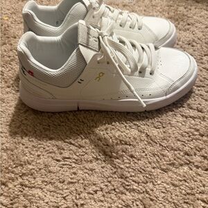 On Roger Centre Court Women’s size 7